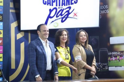 Francisco Egas (i), presidente de la FEF, resaltó la trayectoria de Pitana y presentó la campaña Capitanes por la paz.