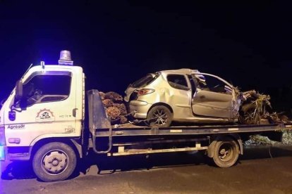 El auto terminó destrozado.