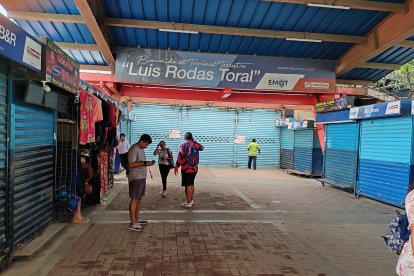 Muchos usuarios desconocían del cierre y se toparon con el sello de clausura a su llegada.