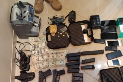 Parte de las evidencias encontradas en la vivienda.