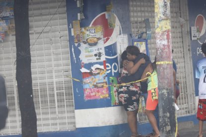 Momentos de dolor se vivieron entre familiares de las víctimas.