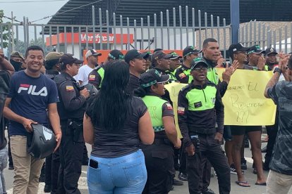 Los uniformados dicen que tampoco les han pagado los fondos de reserva.