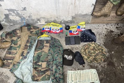 En un operativo inicial en la casa en la que vivían los siete acribillados, se encontraron pertrechos de las FARC.