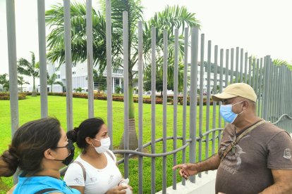 Yossenka Loor, Estefanía Bailón y Luis Loor, padres de los neonatos que están internados en el Hospital de Especialidades de Portoviejo, se solidarizan entre ellos y apelan ayuda de manos solidarias.