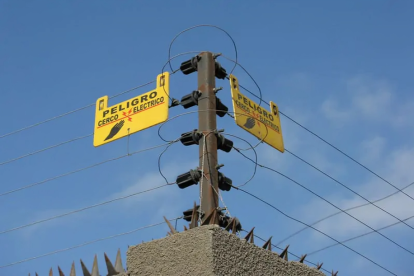 Referencial. El voltaje que recibió el joven enmascarado fue de 220 voltios.