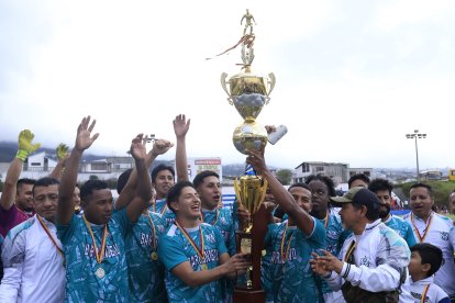 Los jugadores de la Liga Barrial Barrionuevo levantaron la Copa Carlos Castañeda.