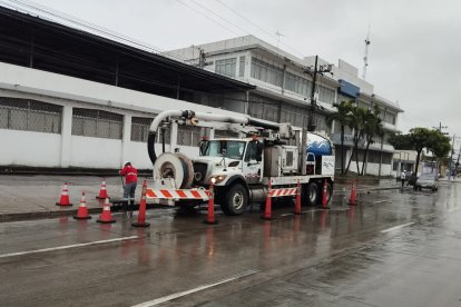 Interagua realizó la limpieza de alcantarillas.