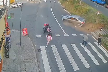 El siniestro quedó grabado en las cámaras de seguridad.