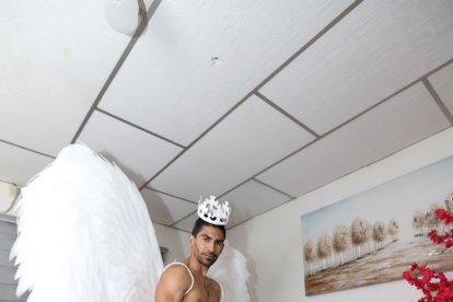 El traje preferido de Pichi es el de ángel. Las alas y las botas imponen ‘harta’ presencia.