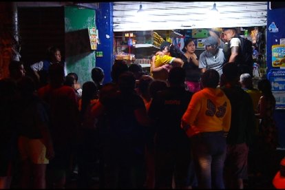 Uno de los ciudadanos intentó salvarse corriendo hacia una tienda, pero murió.