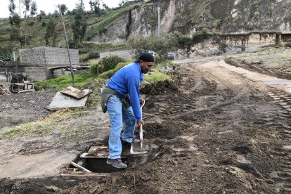 Los moradores del barrio Guápulo, en Latacunga, hacen la limpieza de la vía.