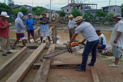 Los habitantes de una zona de Santa Elena construyeron sus puentes.