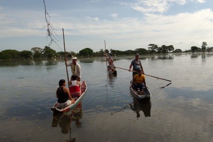 Personas de sectores como La Maravilla tienen que salir en canoas.