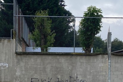 Algunas paredes afuera del colegio están grafiteadas con mensajes ofensivos.