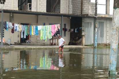 Residentes caminan a tientas para no caer en un cráter y sumergirse en aguas putrefactas.
