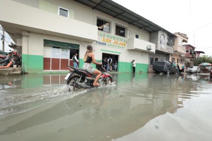 El Municipio también sufre los estragos de la temporada lluviosa, el agua entró hasta las oficinas.