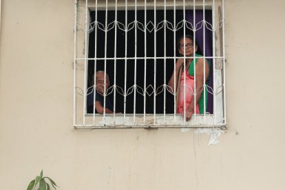 Las familias se deben refugiar en los pisos altos, ya que el agua ha entrado a sus casas.