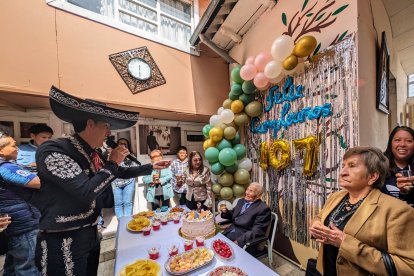 Con mariachi incluido, sus parientes festejaron a su jerarca.