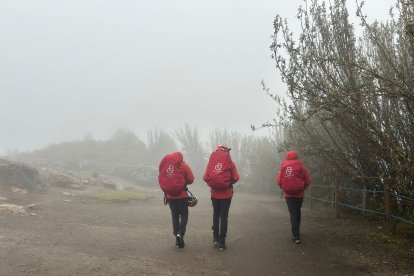 El equipo de rescate tuvo un largo ascenso para llegar a las personas que se encontraban perdidas.