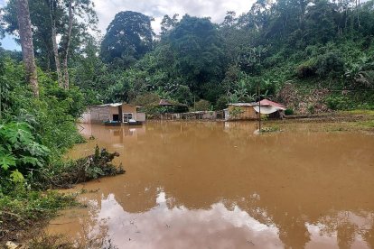 Cinco familias están afectadas por el el aumento del caudal del río.