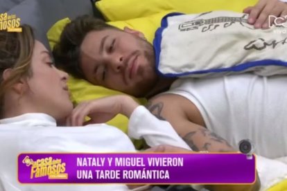 Escena donde se evidencia a Nataly y Miguel recostados en su habitación