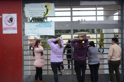 Algunos padres de familia llegaron indignados al plantel a exigir respuestas a las autoridades.