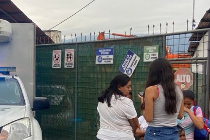 Cometido el hecho, los dos sujetos en la motocicleta huyeron velozmente sin que la policía los haya localizado.