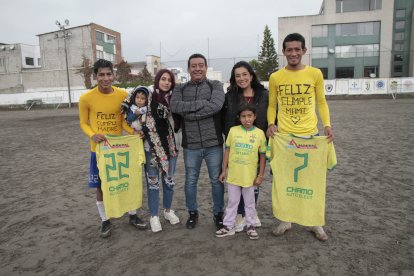 La familia Vela Basantes salió feliz tras alcanzar un nuevo título con Deportivo Juvenil.