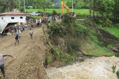En unos tramos a pie, en otros a carro. Una penuria salir en esta comunidad.