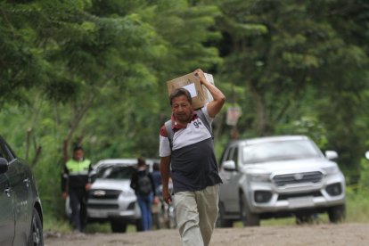 La caída del puente interrumpió la comunicación entre Alluriquín y Santo Domingo.