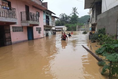 El Cuerpo de Bomberos ha evacuado a las familias que tienen sus viviendas inundadas.