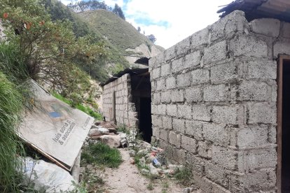 Unas paredes de la casa se derribaron por el impacto de las rocas.