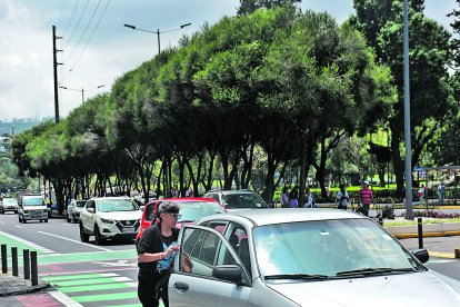 En medio de una intersección, el conductor de este vehículo decidió detenerse.