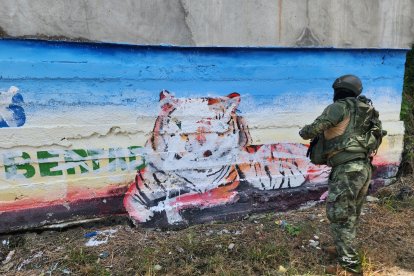 Los militares ayudaron a eliminar los dibujos y emblemas de la agrupación delictiva que se había asentado en la localidad.