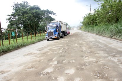 Los vehículos pesados y los pequeños tienen que evadir los hoyos con riesgo de chocarse.