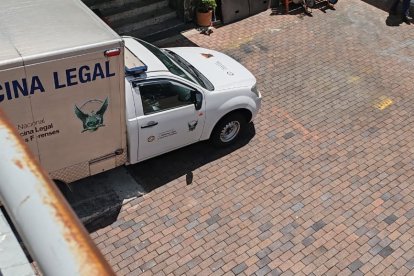 La camioneta de Medicina Legal en las afueras de la Asamblea sorprendió a los trabajadores del lugar.