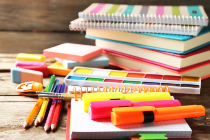 El décimo cuarto sueldo nació con el fin de ayudar a los padres de familia con los gastos del inicio del año escolar.