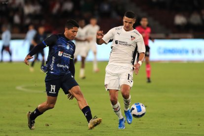 El delantero paraguayo Álex Arce (d) se estrenó como goleador en la LigaPro.