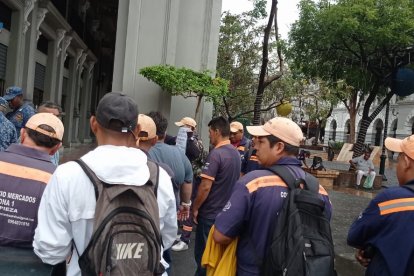 Trabajadores de limpieza de los mercados se reunieron en los exteriores del Municipio de Guayaquil.