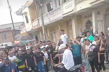 Amigos motorizados circularon alrededor del ataúd, antes de ingresarlo al camposanto.