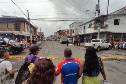 Curiosos llegaron a la escena del crimen, en la 25 y la C.