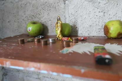 Durante la intervención se halló un altar dedicado a la santa Muerte, considerada patrona de varias bandas de crimen organizado.