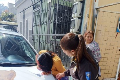 Andrea Vega investiga casos de violencia intrafamiliar para que los agresores no queden impunes.