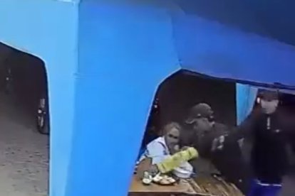 El hecho quedó registrado en las cámaras de un restaurante.