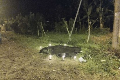 Familiares de Marcos Darling Jiménez cubrieron el cuerpo y colocaron velas alrededor.