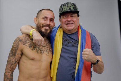 Chito Vera posa junto a su padre Marlon Vera Mendoza.