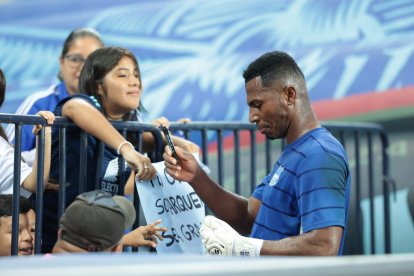 Pedro Ortiz firmó autógrafos.