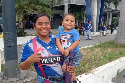 Alexandra Sánchez, es hincha de la Boca del Pozo, celebró el día de la Mujer en el Capwell con su hijo Taylor.