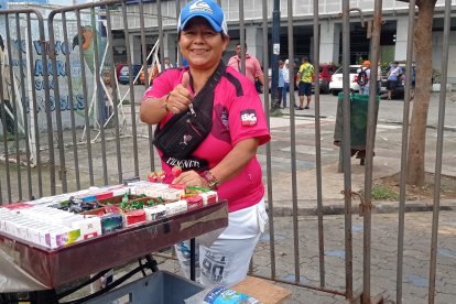 Una mujer de negocios, Alicia Bustamante lleva 35 años vendiendo sus productos fuera de los estadios.
