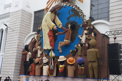 Los grupos de danza alentaron al publico al son de ´Ambato tierra de flores´